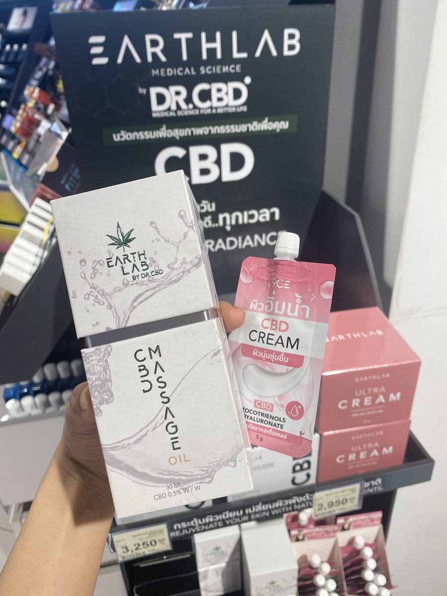 soundkaoreview's tweet image. หวี้ดดดด เพิ่งเห็นว่าเพียงซื้อสินค้าของ Earthlab ครบ 2,000฿ ที่Tops ลุ้นเป็น Top Spender ได้เจอกับวอนบิน ใครเอฟซีต้องมาตุนแล้ววว!! คนตุนเพียบ หายหมดเชลฟ์เลย 🥹✨🫶🏻 #DongWonBin #ดงวอนบิน #Earthlab #EarthlabXDongWonBin #EarthlabByDrCBD #DrCBD @earthlab_th @drcbdgroup