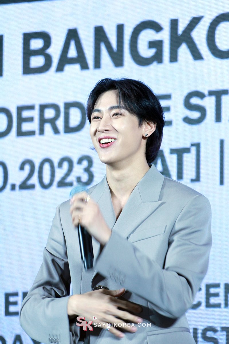 Sayhi_Korea's tweet photo. 📸 น่ารักแสนดีอะไรขนาดนี้ "#แบมแบม" ทักทายแฟนๆที่มารอเจอ กวาดสายตามองทุกคน ทุกชั้นเลย

2023-2024 BAMBAM the 1st world tour Area52 in Bangkok - Press Conference @ Central World

#BamBam #BamBam1A #뱀뱀  #BamBam_TOUR_AREA52 #แบมแบมแอเรีย52inBKK #iMeThailand #iMeGroup https://t.co/Ir8FAPcCj9