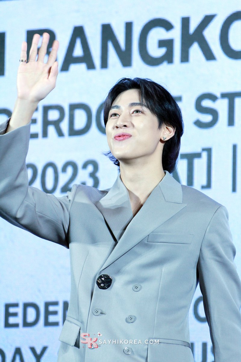 Sayhi_Korea's tweet photo. 📸 น่ารักแสนดีอะไรขนาดนี้ "#แบมแบม" ทักทายแฟนๆที่มารอเจอ กวาดสายตามองทุกคน ทุกชั้นเลย

2023-2024 BAMBAM the 1st world tour Area52 in Bangkok - Press Conference @ Central World

#BamBam #BamBam1A #뱀뱀  #BamBam_TOUR_AREA52 #แบมแบมแอเรีย52inBKK #iMeThailand #iMeGroup https://t.co/Ir8FAPcCj9