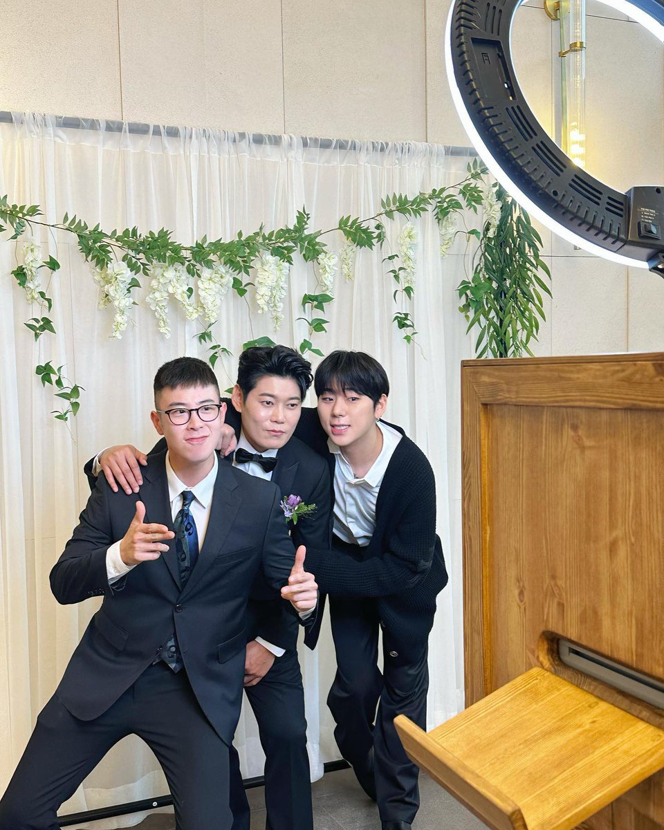 BlockBGlobal's tweet photo. @blockb_official @BB_taeil @ZICO92 230827 P.O | Zico 

Pyo and @ZICO92 in newly shared photos with BB Trippin’s Jaemin from his wedding 

#BLOCKB #블락비 @blockb_official #지코 #피오 #waitingforpyo https://t.co/UPVMGqXwzw