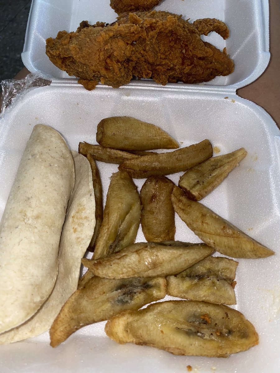 dayaseth's tweet photo. El pollo con tajadas que me vendieron en tegus 🤣🥲🥲 https://t.co/IzZZxZBJRt