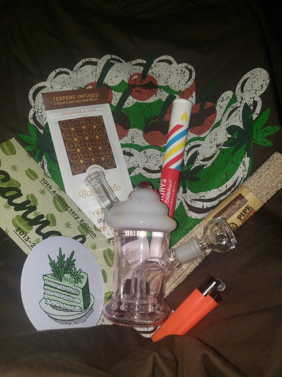 This August @cannabox is awesome! @Cannabox is celebrating their 10th anniversary with a birthday themed box the same month as my birthday!🎂