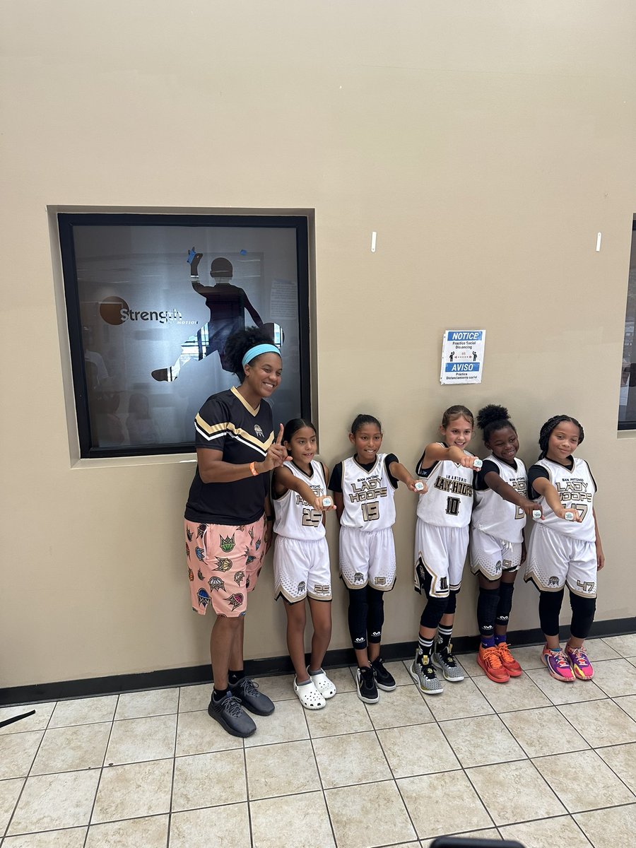 Amiyah415's tweet photo. @SALadyHoops  Peach Mob won 3/4 grade championship 💛🤍🖤 https://t.co/bWoGyCBAd6