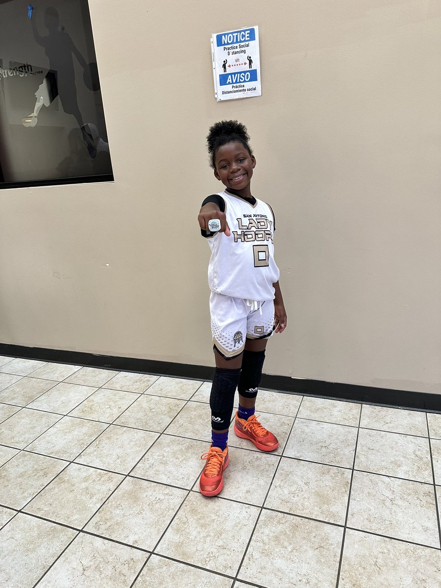 Amiyah415's tweet photo. Peach mob winning the championship in the 3/4 grade @SALadyHoops @zolb202 https://t.co/2Ky3OzP3Oo