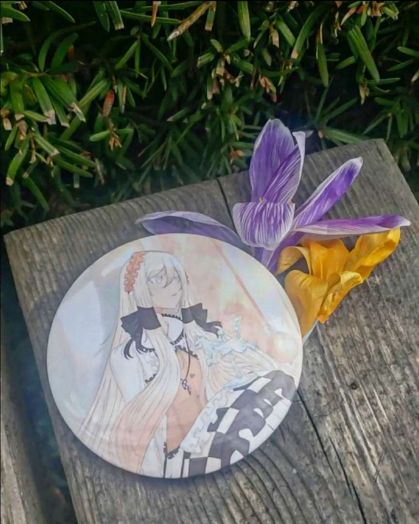 kvroii's tweet image. A button pin with the illustration from the cover of my manga, photographed with crocuses! The others I drew should be showing up soon, too. 
#buttondesign #buttonbadge #buttonpin #manga #mangaart #crocuses #mangaka #animeart #animedrawing #mangadrawing #anime #artistsontwitter