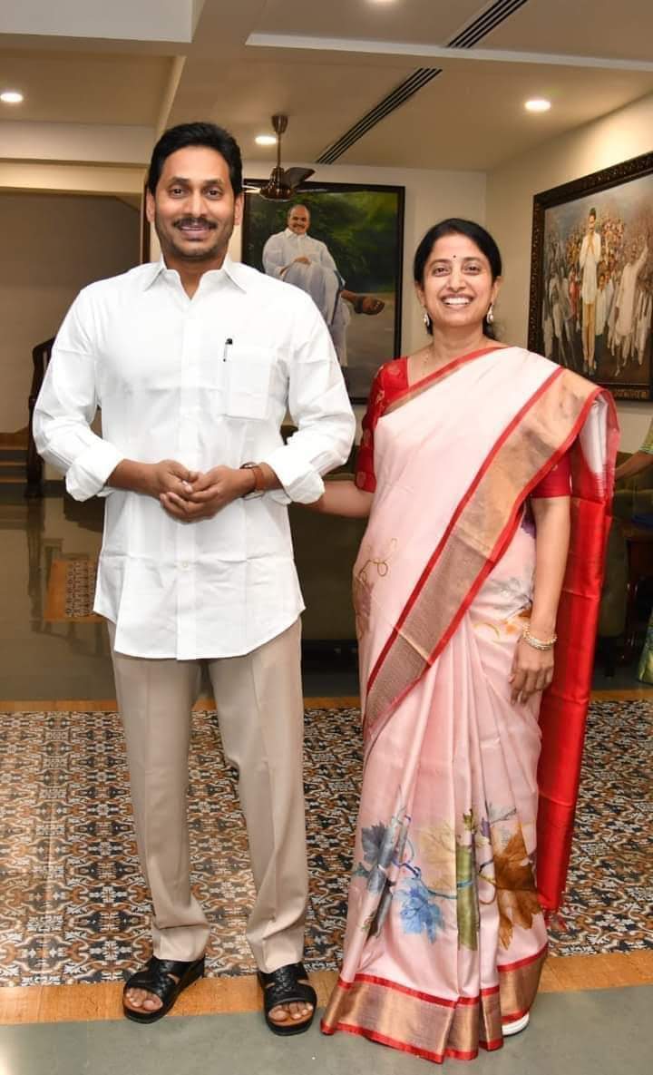BobbyKanuri33's tweet photo. మీ జంట ప్రజాసేవలో అందరికీ ఆదర్శంగా నిలుస్తూ నిండు నూరేళ్లు వర్ధిల్లాలని,ఆ భగవంతుడు మిమ్మల్ని చల్లగా చూడాలని కోరుకుంటూ ఆదర్శ దంపతులకు వివాహ వార్షికోత్సవ శుభాకాంక్షలు.

#YSJaganMohanReddy #YSBharathi #HappyWeddingAnniversary https://t.co/RthSq6AUcP