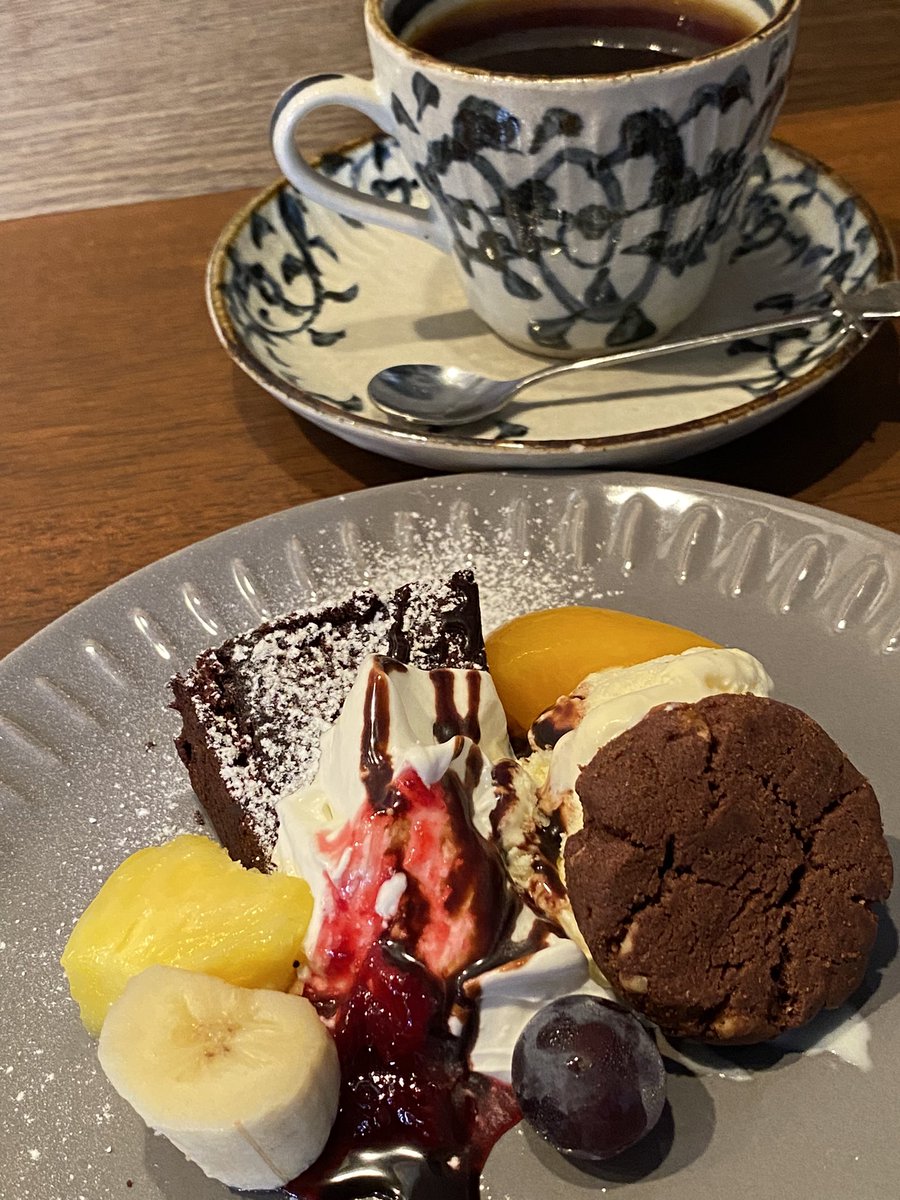lennon_no_fight's tweet photo. デザートはガトーショコラとアイスクリーム。
至福なひとときです。
#cafemix
#カフェミックス
#キャベツとベーコンのトマトスパゲッティ https://t.co/DFUmh0CN96