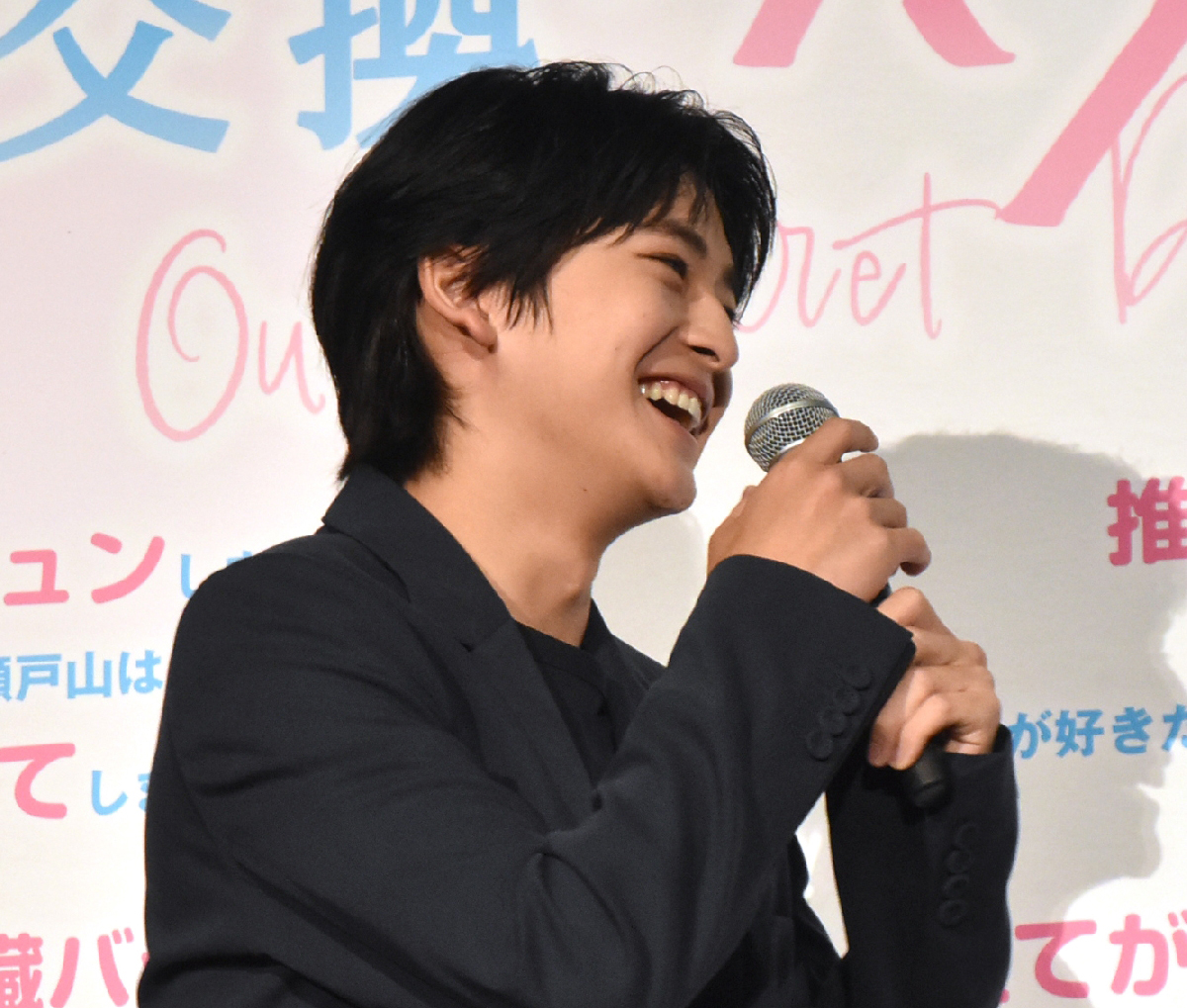 oricon's tweet photo. 🎬映画『#交換ウソ日記』舞台挨拶

高橋文哉、罰ゲームで
《恥ずかしかった出来事》告白

Tシャツ＆短パン＆甥っ子抱っこでコンビニへ
店員に気づかれ反省💦
「どこにいても高橋文哉でいなきゃな、と」
https://t.co/eHHxOVf3uw

#高橋文哉 @koukan_usonikki @fumiya_0_3_1_2 https://t.co/gIqT1Nj7VY