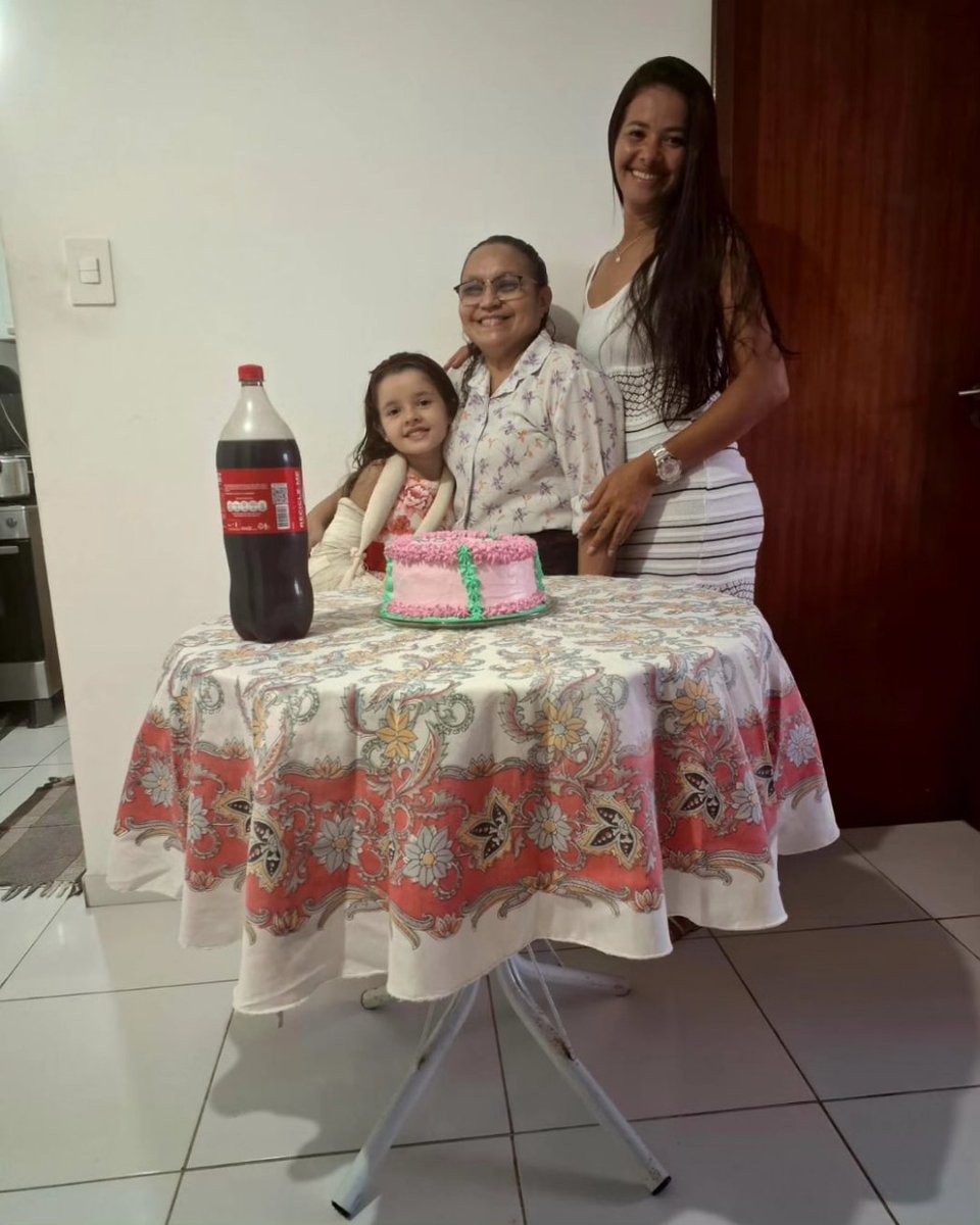 giseliasoares2's tweet photo. Amo demais vocês ❤️❤️❤️ https://t.co/S0fRKT23TW