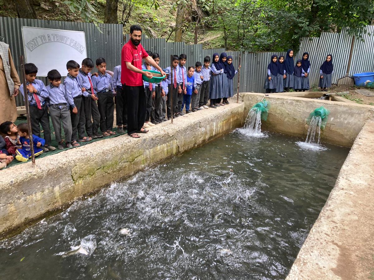 IrshadK87646771's tweet photo. #IndianArmy organises a Field trip to a Trout Farm.
#Kupwara
#Kashmir
#Troutfarm
#HumSayaHaiHum
#ProsperousKashmir https://t.co/lKlmVMksl0
