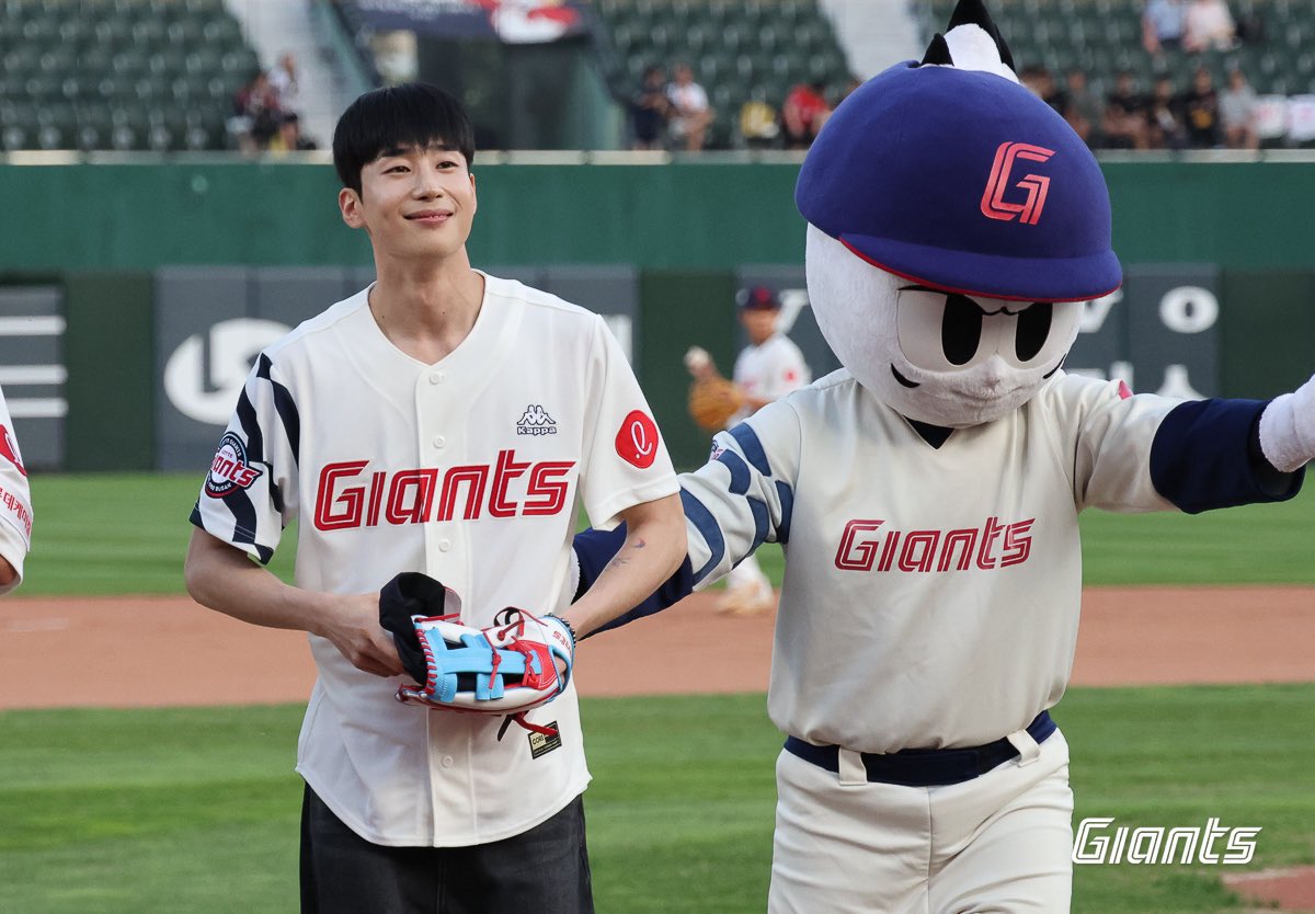 HanSeungwooTeam's tweet photo. ⭐ PHOTO

Han Seungwoo 1st pitch ⚾️💜

#한승우 #승우 #ฮันซึงอู #ハンスンウ #韩胜宇
#HANSEUNGWOO #SEUNGWOO https://t.co/rlAqeGfRrM