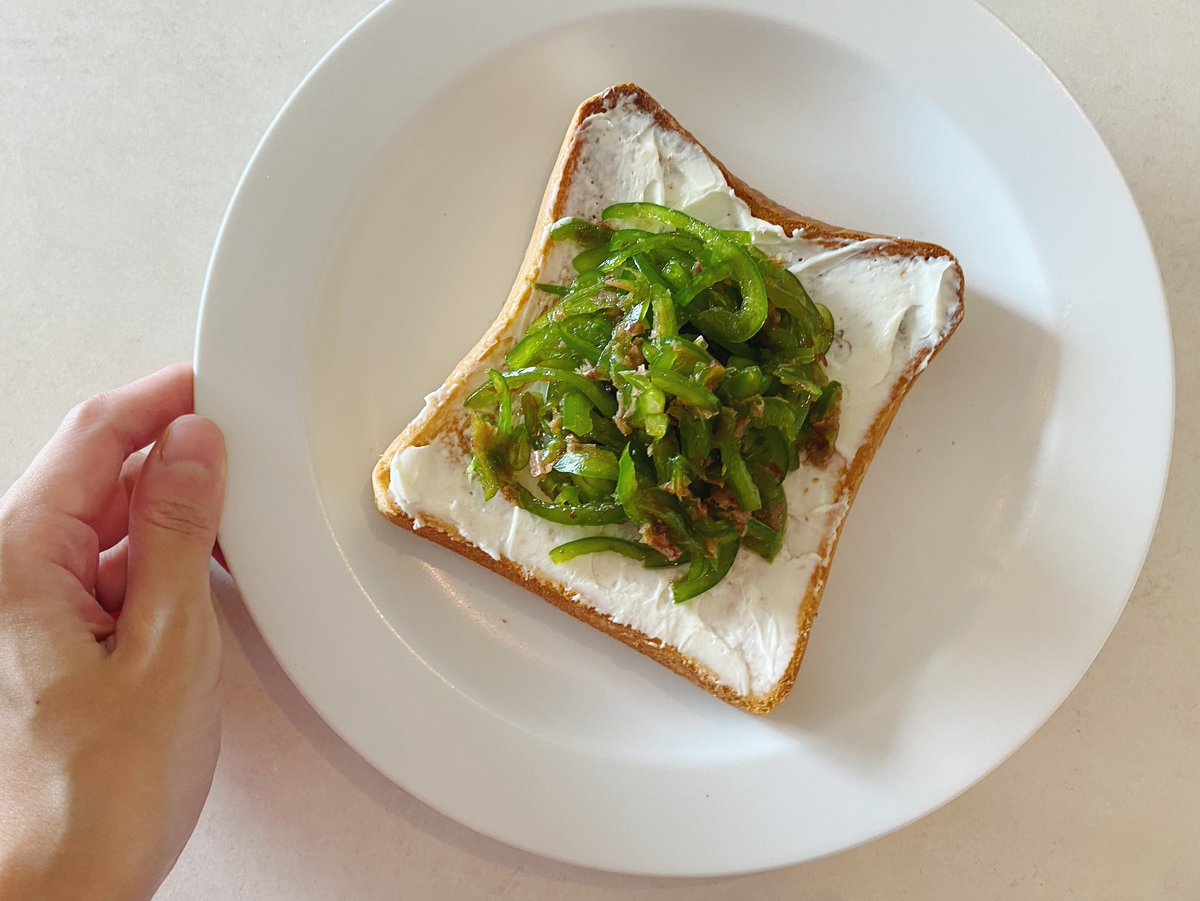 akari_hasegawa's tweet photo. 生野菜のっけトーストが大好きな私の、この夏イチオシのレシピ。「クリチピーマントースト」！塩揉みしたピーマンにおかかや醤油で味をつけ、クリームチーズを塗ったトーストにのっけるだけ。爽やかなピーマンの苦味と和風の味付け、クリームチーズのコクが最高のハーモニーです。ぜひお試しください！ https://t.co/yf4V9x2SOs
