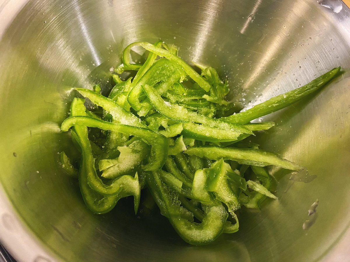 akari_hasegawa's tweet photo. 生野菜のっけトーストが大好きな私の、この夏イチオシのレシピ。「クリチピーマントースト」！塩揉みしたピーマンにおかかや醤油で味をつけ、クリームチーズを塗ったトーストにのっけるだけ。爽やかなピーマンの苦味と和風の味付け、クリームチーズのコクが最高のハーモニーです。ぜひお試しください！ https://t.co/yf4V9x2SOs