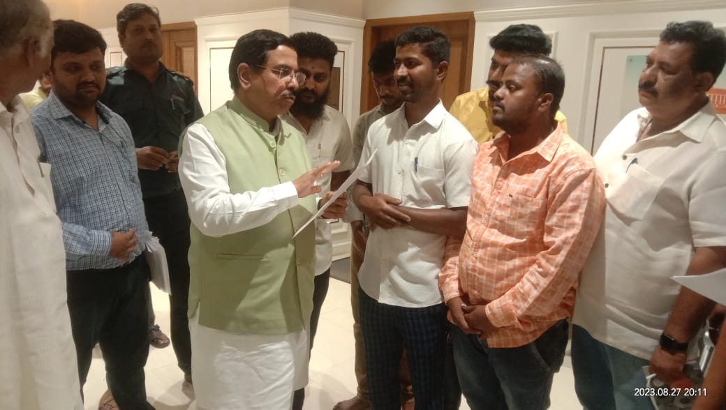NATIONAL_RAAA's tweet photo. 27/08/23 We SWR CCAAs from Dharwad District Met shri. Pralhad Joshi MP from Karnataka &amp; submitted Memorandom Regarding All India CCAAs Old GM power Restoration National Rail Act Apprentice Association zindabaa.
#CCAA #रेलवे #OneTimeSettlement
@AshwiniVaishnaw 
@DoPTGoI 
@IR_CRB https://t.co/iSQm3pnzgF