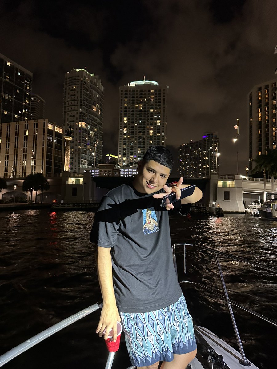 chatoomp's tweet photo. 🌊🌊🌊🌊 https://t.co/OchpnImY9x