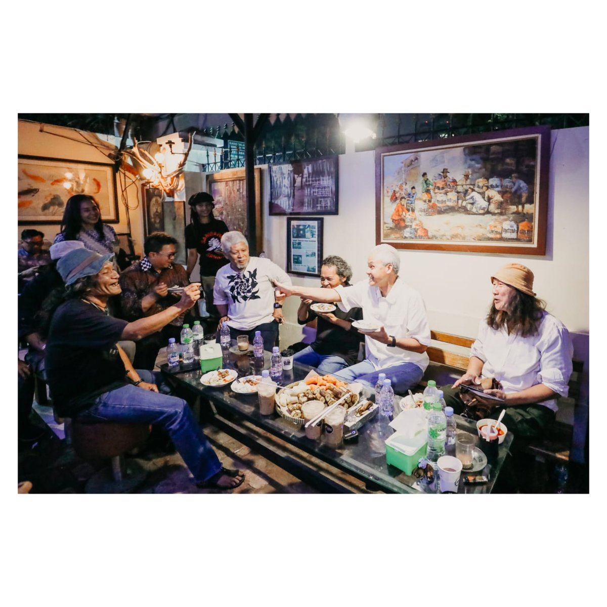 ganjarpranowo's tweet photo. Semalam nongkrong bareng temen-temen Kelompok Pemusik Jalanan di Kafe Wapres Bulungan.

Terimakasih Mas Antok Baret telah mengundang dan menyediakan ruang diskusi yang menyenangkan https://t.co/IYRtByMDZ5