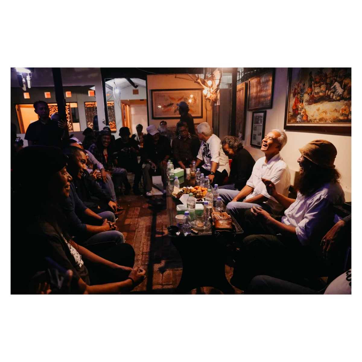 Semalam nongkrong bareng temen-temen Kelompok Pemusik Jalanan di Kafe Wapres Bulungan.

Terimakasih Mas Antok Baret telah mengundang dan menyediakan ruang diskusi yang menyenangkan