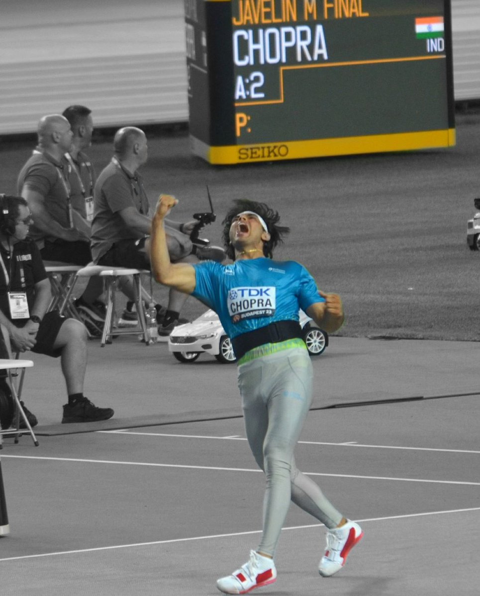 DhoruMahi's tweet photo. फेंको तो ऐसे फेंको की,
4 लोग बोले क्या फेंकता है यार..
Congratulation @Neeraj_chopra1
#GoldMedal 
#goldmedalist #NeerajChopra 
#WorldAthleticsChampionships
#Budapest2023 
#India #neeraj #भालाफेंक 
#firstgold https://t.co/wh0ovWCnVZ