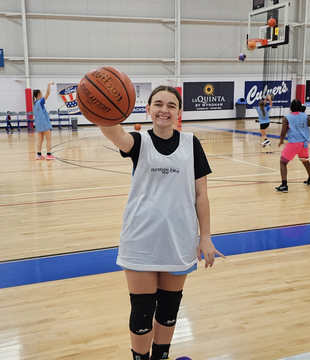 KeelyW10's tweet photo. Great time today at the @ReebokSeries Top 100 combine, Thank you for another great event!
#sihawksbluestar #pgb2athleticbrand #civicmemorialeaglesbasketball #sweethoops #forceisfemale #imher #sophmoreseasonloading https://t.co/lwtYoMCNpP