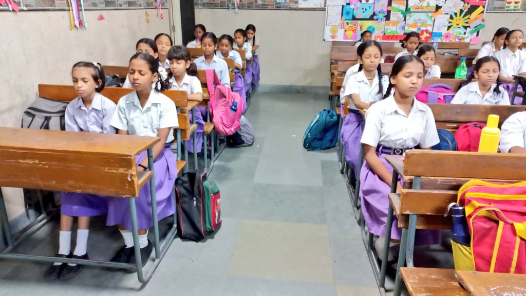 HappinessDelhi's tweet image. #Happiness_classes
🧘‍♂️Moments of muscle relaxation is key for students in the classroom! A calm body equals a focused mind. Take breaks, stretch, and recharge to boost productivity and learning. #StudentWellness #MindBodyBalance