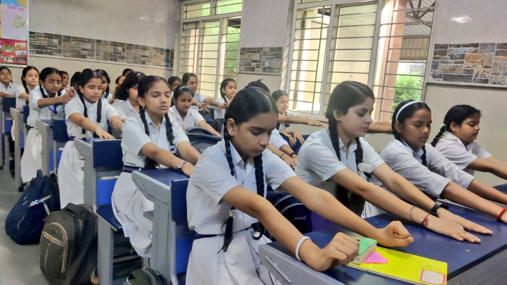 HappinessDelhi's tweet image. #Happiness_classes
🧘‍♂️Moments of muscle relaxation is key for students in the classroom! A calm body equals a focused mind. Take breaks, stretch, and recharge to boost productivity and learning. #StudentWellness #MindBodyBalance