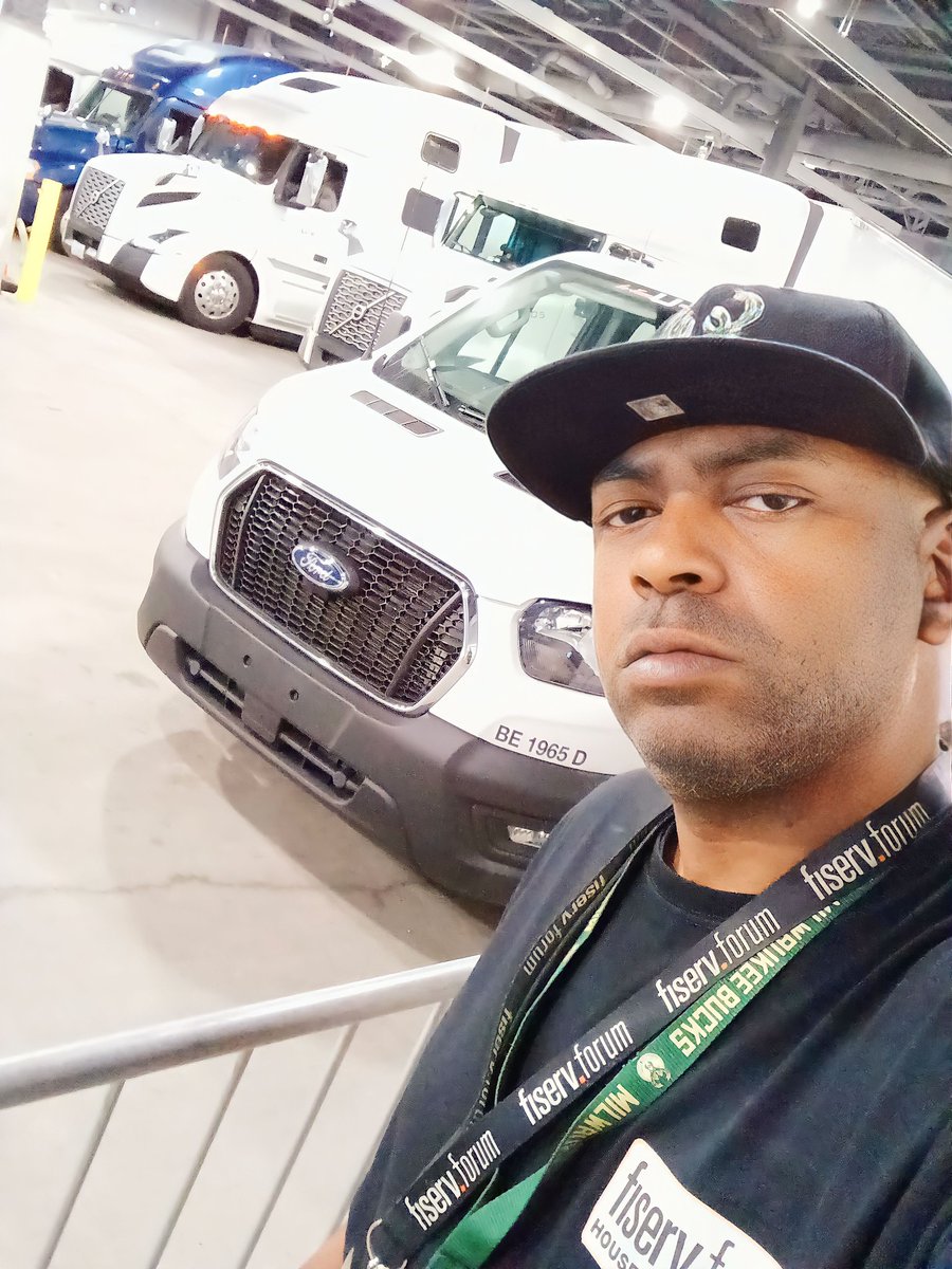 MISTAMARCUS's tweet photo. Back for Load Out!!! Who comin to see Moneybagg Yo tonight?? #StagehandLife #FiservForum #FiveYearsAtFiservForum #LargerThanLifeTour https://t.co/wr8ILPJgMQ