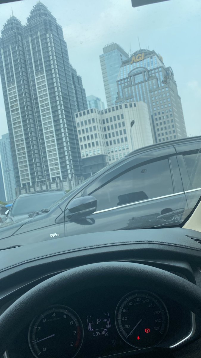 andisunaryaa's tweet photo. Ini nih penting nya baca manual book, udah tau parkir paralel, posisi mobil malah P, nyusahin orang kan jadi nya bangke https://t.co/kCIdHY4jKn