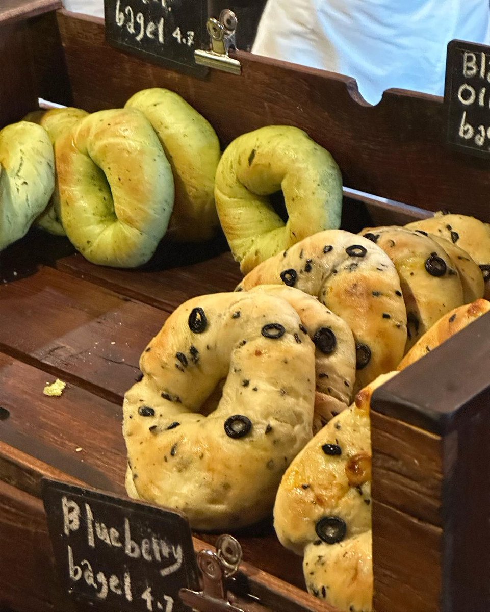 Michell80240558's tweet image. 나눈 빵이 너무 죠아🥯🤎🤎🤎🤤