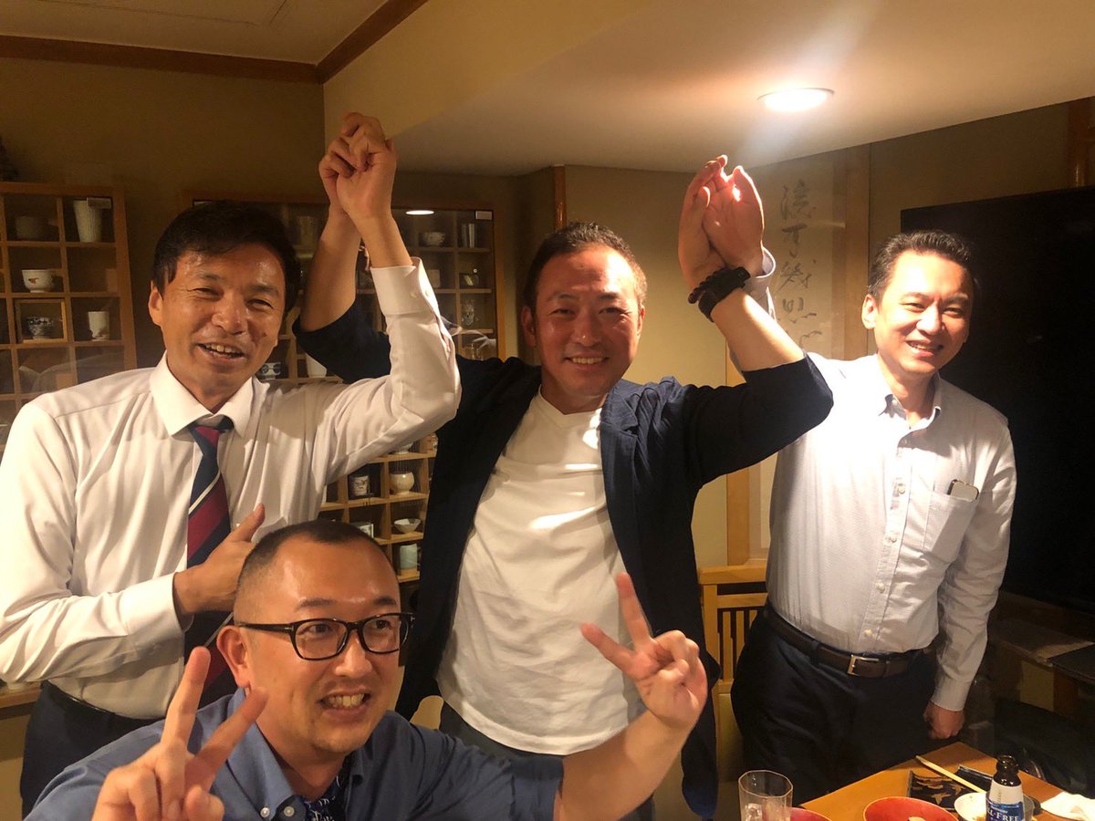 kzspecial's tweet photo. 昨日は及川幸久さん @oikawa_yukihisa の講演会に、張陽さんと僕がサプライズゲストという形でいきなり舞台袖から登場

400人以上の参加者��もの凄い歓声の渦に包まれて、めっちゃ気持ちよくお話させて頂きました(笑)

終了後は及川さん張陽さん、そして運営メンバーの皆さんと赤坂見附の寿司屋で打ち上げ

世界を知り日本を変えたいという、国際情勢YouTuberの輪がどんどん拡がっています🌏

ご参加頂いた皆さん、ありがとうございます‼️