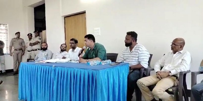 oheraldogoa's tweet photo. #Cops intervene as #tempers flare up at #Sancoale #gramsabha

Read: https://t.co/T0GLxhPgzt

#Goa #News https://t.co/yD6I5qpHJ4
