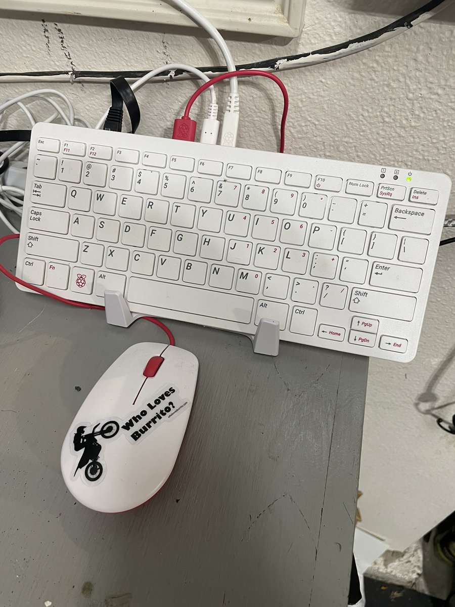wholovesburrito's tweet image. The problem with a @streamr node on a pi 400 is there is no room for a sticker. The mouse will have to do. @StreamTeamFrens 
   #DATIS⬇️
#DePIN⬅️➡️#DeREN