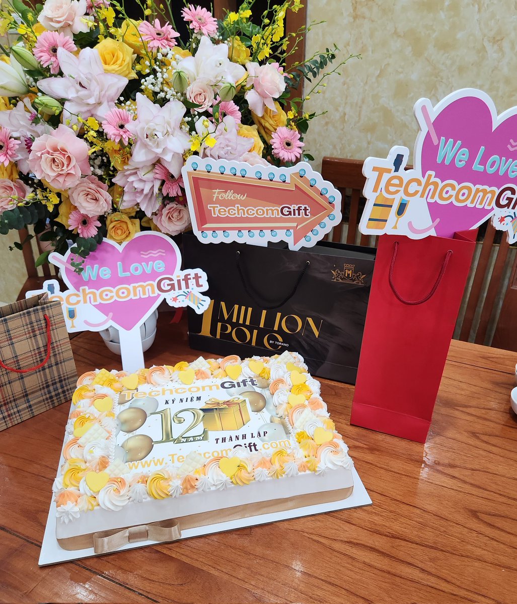 TechcomGift's tweet image. Kỷ niệm vui vẻ cùng các em đồng nghiệp trong buổi chiều giao mùa nắng vàng rực rỡ..
cùng những túi quà mà Techcom Quà Tặng hân hoan giao đến tận .
Mùa thu đẹp và quyến rũ, dịu dàng như tình cảm của các nv quà tặng #TCG gửi trao
Chúng tôi tuổi 12 💟😍🥰🎁💝