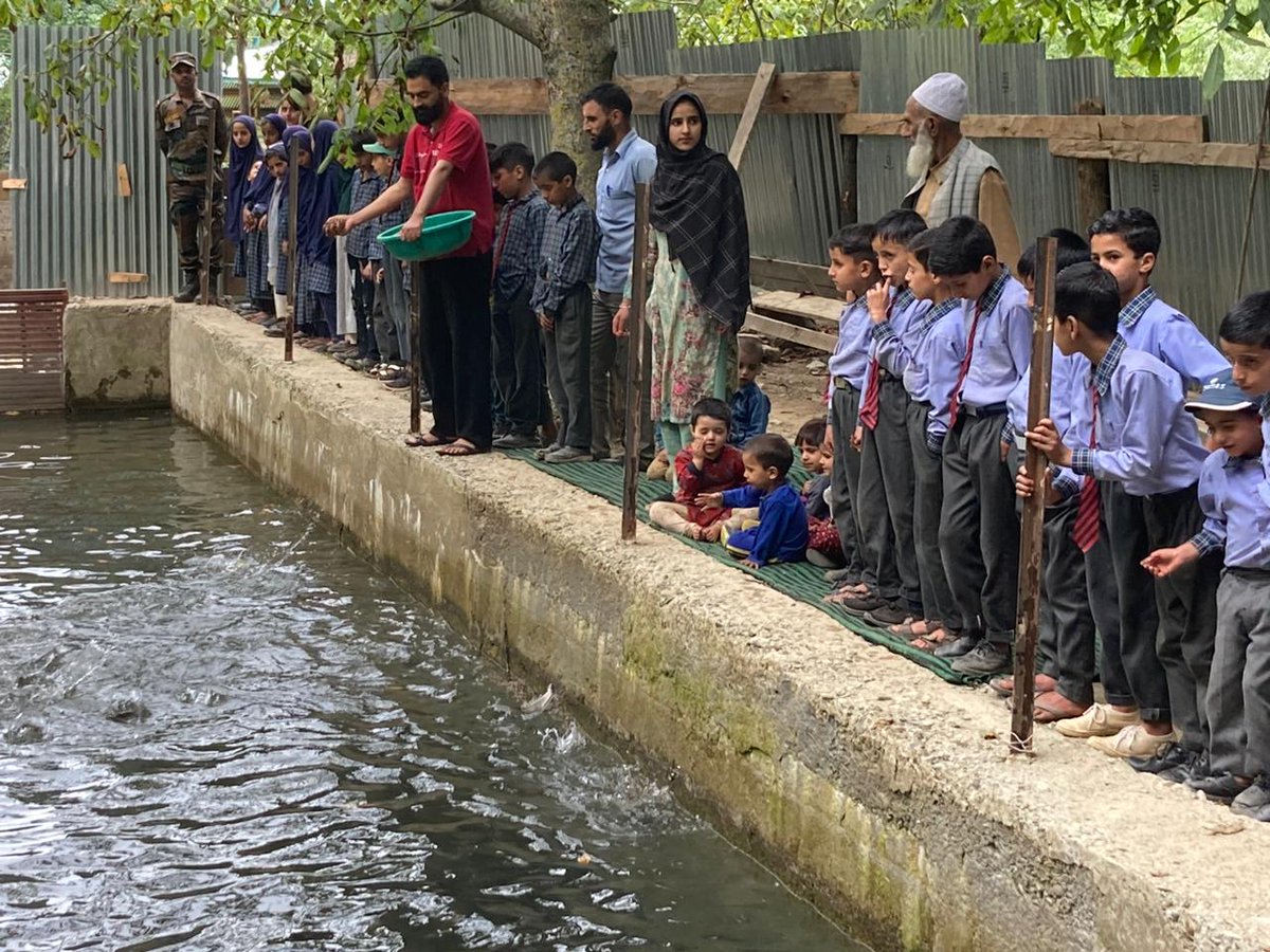 JannatLolab's tweet photo. #IndianArmy organises a Field trip to a Trout Farm.
#Kupwara
#Kashmir
#Troutfarm
#HumSayaHaiHum
#ProsperousKashmir https://t.co/3NqtZ8SZb7