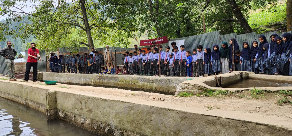 JannatLolab's tweet photo. #IndianArmy organises a Field trip to a Trout Farm.
#Kupwara
#Kashmir
#Troutfarm
#HumSayaHaiHum
#ProsperousKashmir https://t.co/3NqtZ8SZb7