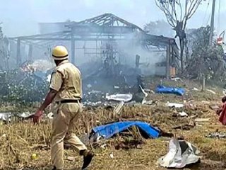 #WestBengal में पटाखों के कारखाने के विस्फोट में ८ लोगों की मृत्यु

राज्य में पटाखों के अनधिकृत कारखाने चल रहे हैं, यह पुलिस एवं प्रशासन को दिखाई कैसे नहीं देता ? या फिर भ्रष्टाचार के कारण उसे चलते रहने दिया जा रहा है ?

पढें विस्तृत - 
sanatanprabhat.org/hindi/80113.ht…

#BengalNews