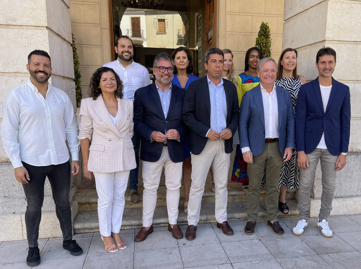 Visita institucional del President de la Generalitat Valenciana <a href="/carlos_mazon_/">Carlos Mazón</a> a Gandia.

Foto de familia de <a href="/popularesgandia/">Partido Popular de Gandia</a>.
