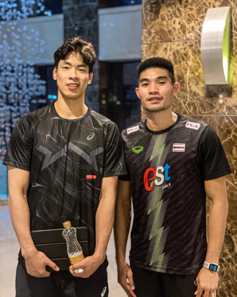 VolleyBossTH's tweet photo. บุญญฤทธิ์ 🇹🇭 #BoonyaridWongtorn &amp; 4 players of Japan 🇯🇵 🥰

#VolleyBoss #วอลเลย์บอลชาย #髙橋藍 #西田有志 #関田誠大 #宮浦健人 #龍神NIPPON #วอลเลย์บอลชายทีมชาติไทย https://t.co/moDymUNDn0