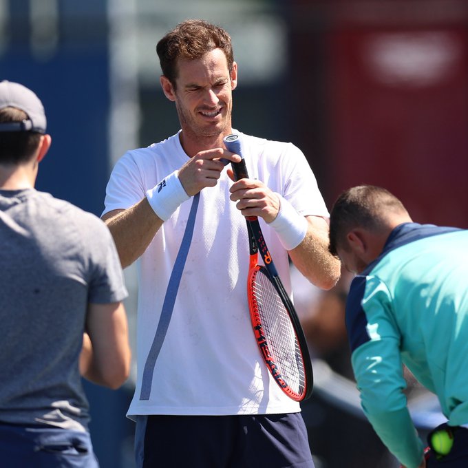 Photo of Andy Murray putting a grip on his racket