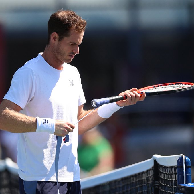 Photo of Andy Murray putting a grip on his racket