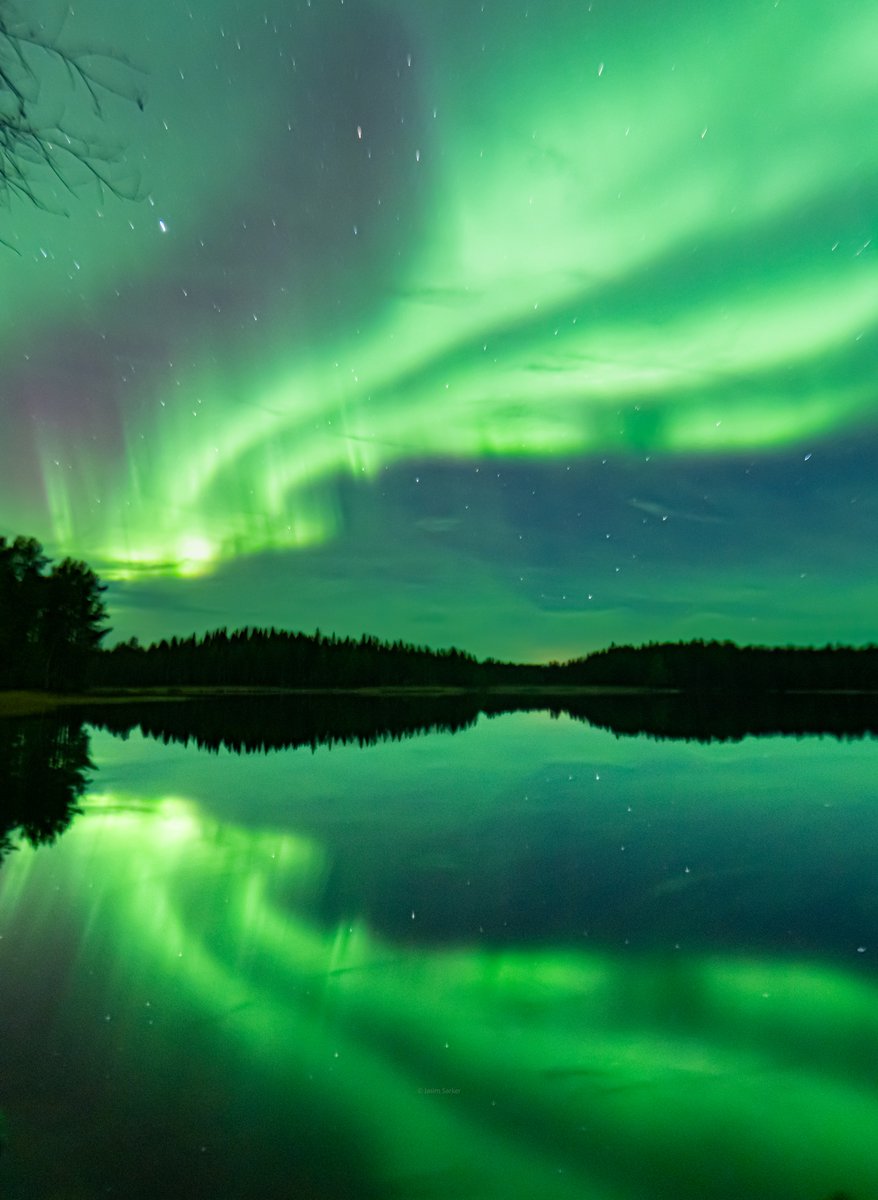 Autumnal aurora reflection shared by aurora hunter Jasim Sarker on FB added to our Revontulet | The Northern Lights in Finland gallery: tr.pinterest.com/DiscoverFinlan… The Great Show in the Skies: The Northern Lights – where and when to best see them in Finland: discoveringfinland.com/blog/the-north…