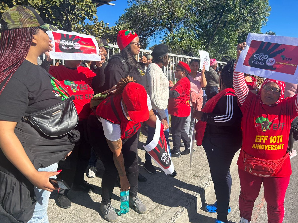 EFFWesternCape_'s tweet photo. ♦️In Pictures♦️

EFF WC PDS, Ftr Thozama Mangcayi together with the PT, Ftr Aishah Cassiem &amp; as well RCT Members, Public Representatives &amp; ground forces outside the Mitchells Plain Magistrates Court to stand against Gender-Based Violent (GBV) &amp; Bullying. 

#Justice4Mishqah https://t.co/Vok9fZ2hxm