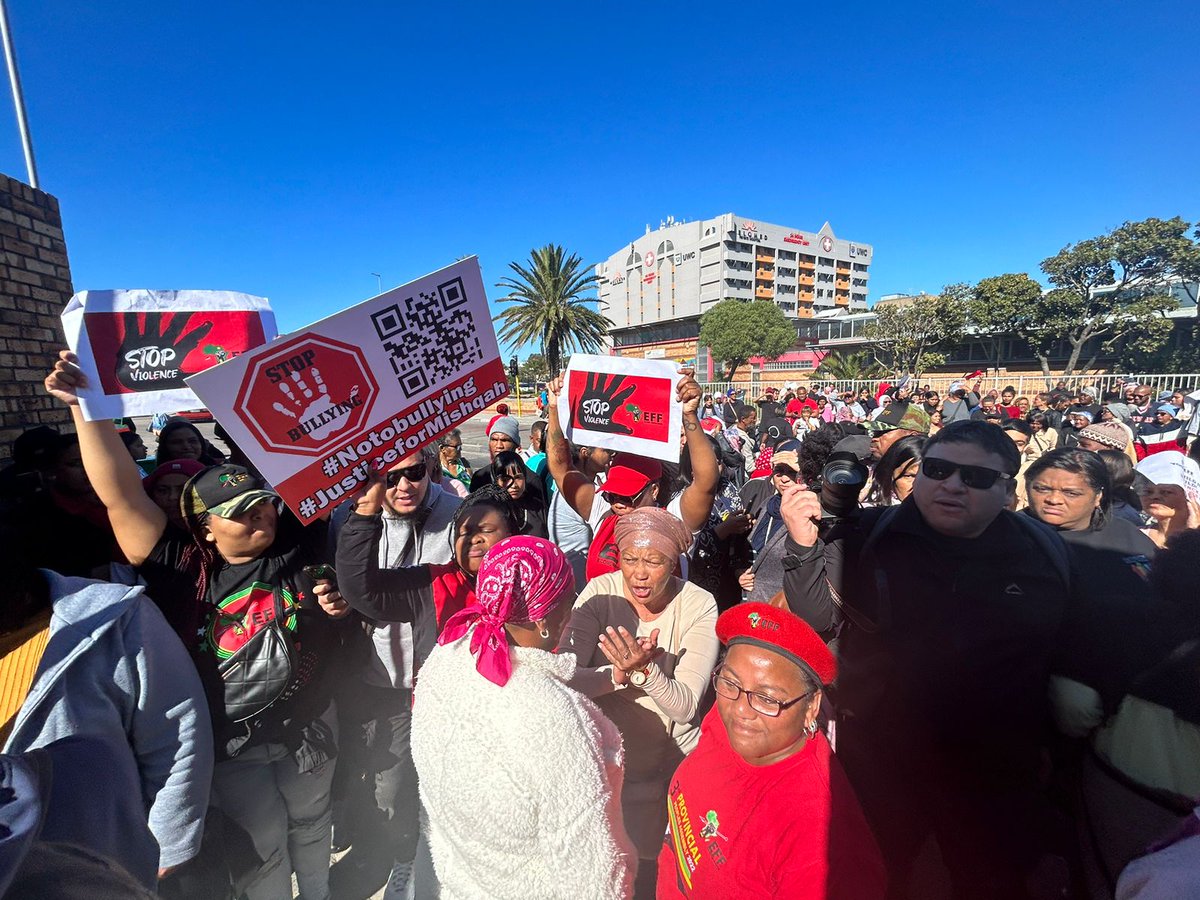 EFFWesternCape_'s tweet photo. ♦️In Pictures♦️

EFF WC PDS, Ftr Thozama Mangcayi together with the PT, Ftr Aishah Cassiem &amp; as well RCT Members, Public Representatives &amp; ground forces outside the Mitchells Plain Magistrates Court to stand against Gender-Based Violent (GBV) &amp; Bullying. 

#Justice4Mishqah https://t.co/Vok9fZ2hxm