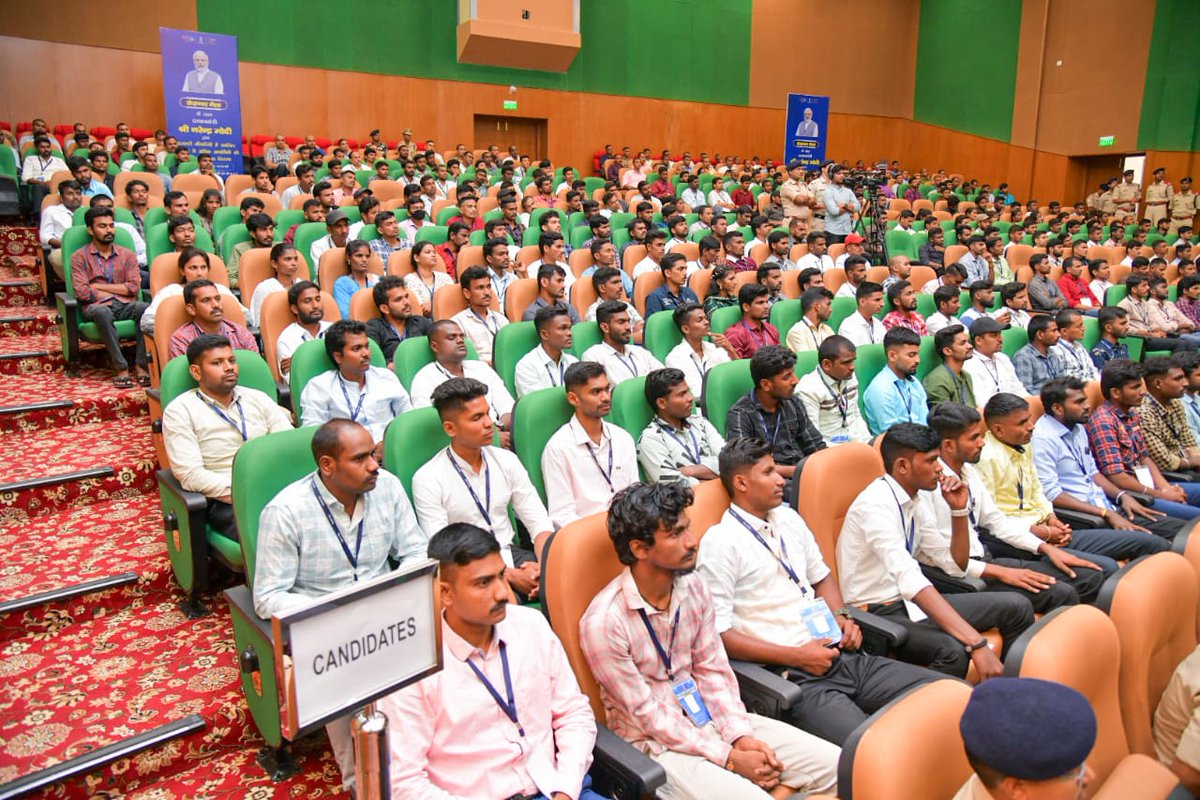 kishanreddybjp's tweet photo. Joined the programme to handover appointment letters to the newly selected candidates of Telangana at NISA CISF Centre, Hakimpet in Telangana today. 

To empower youth and make them the catalyst in national development, our govt is committed to fulfilling the resolution of providing 10 lakh govt. Jobs to #YuvaShakti