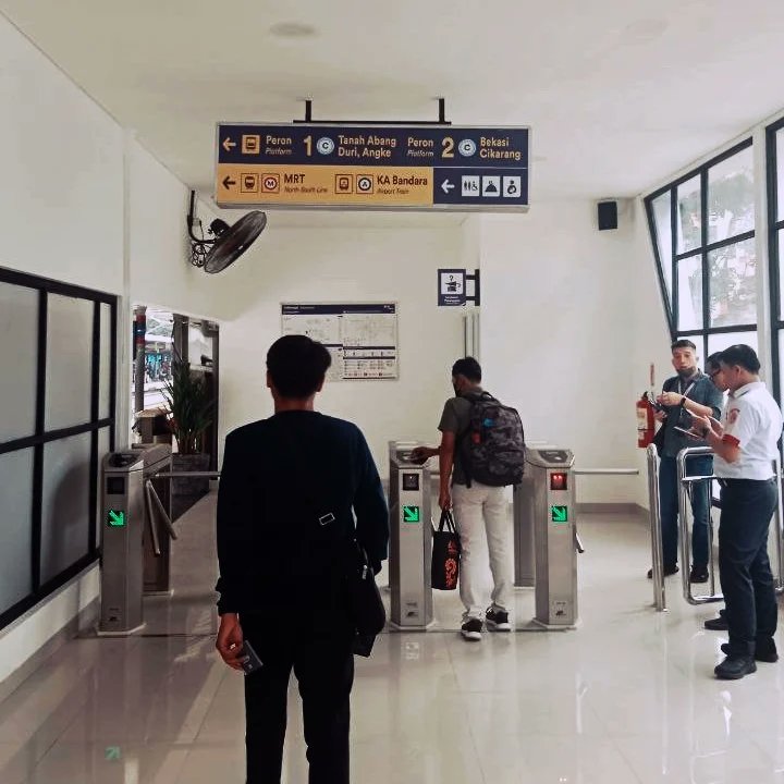 mediaformasi's tweet photo. Hai, MedForians!
#MedForSquad lagi nyobain LRT Jabodebek yang baru diresmikan hari ini loh! (28/08). Kami mencoba dari Stasiun LRT Jatibening sampai ke Stasiun LRT Dukuh Atas.
Sampai di lokasi, kamu tidak perlu kebingunan karena ada petugas yang siap membantu. https://t.co/BNmxpKrRwq