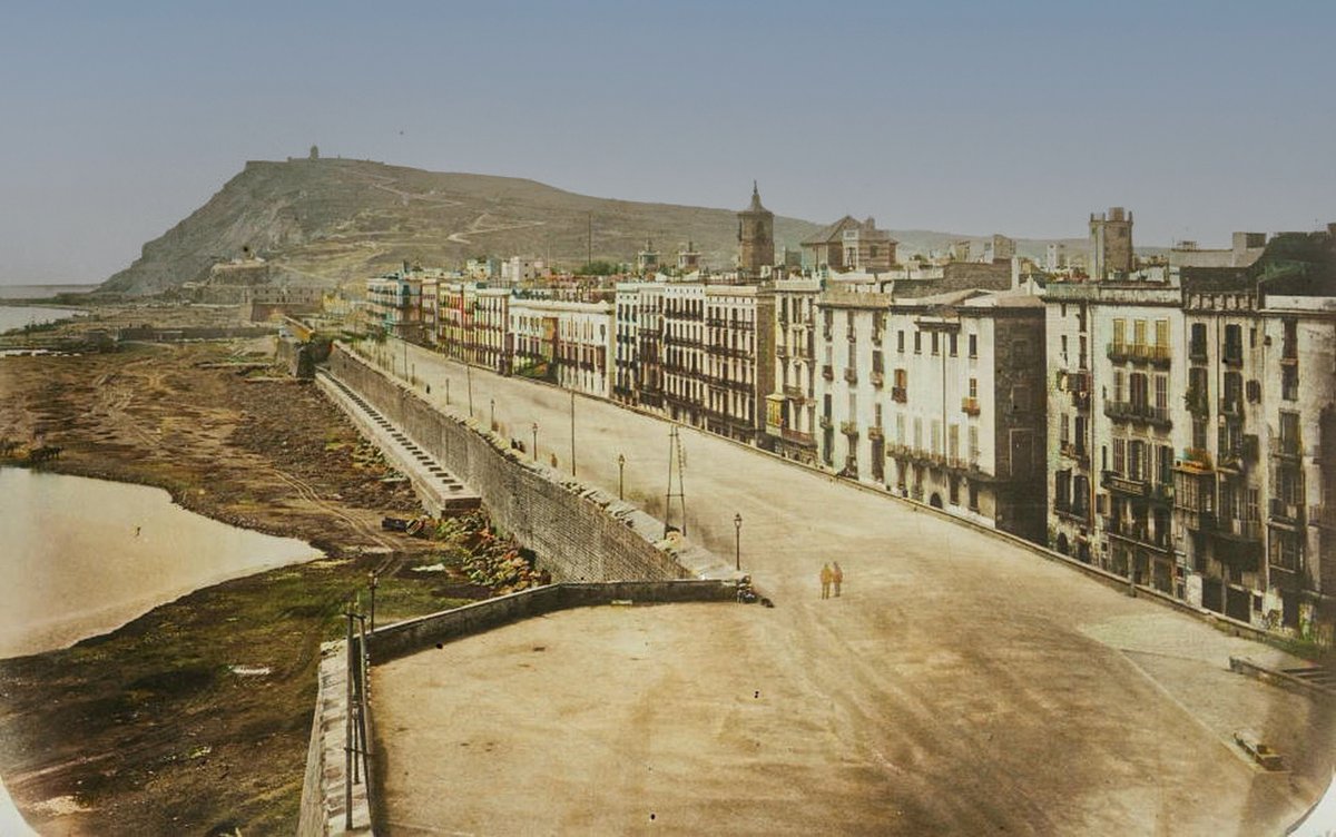 La muralla del mar de Barcelona fotografiada el 1874, pocs anys abans de ser enderrocada per construir-hi l'actual Passeig de Colom, i unir a la ciutat el barri de la Barceloneta, que quedava fora muralla. 📸Joan Martí. AFB