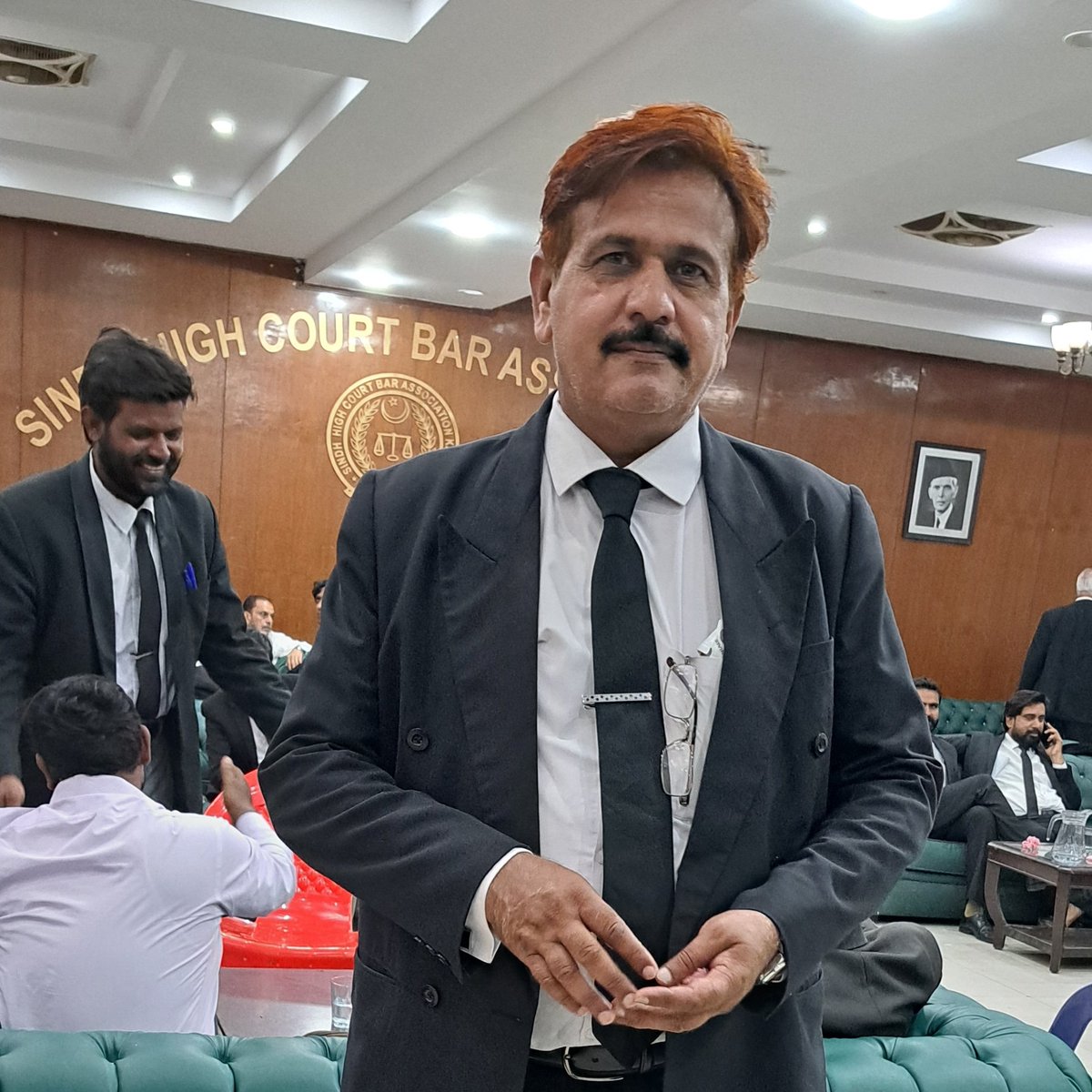 ...دلیل  تھی  نہ  کوئی حوالہ  تھا ان  کے  پاس...
عجیب  لوگ  تھے  بس  اختلاف  رکھتے  تھے...