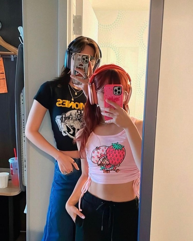 vson2's tweet photo. Alejandra and Paulina of The Warning - brilliant subtle otherworldliness at work here 
#TheWarning https://t.co/MylSuUnwSH