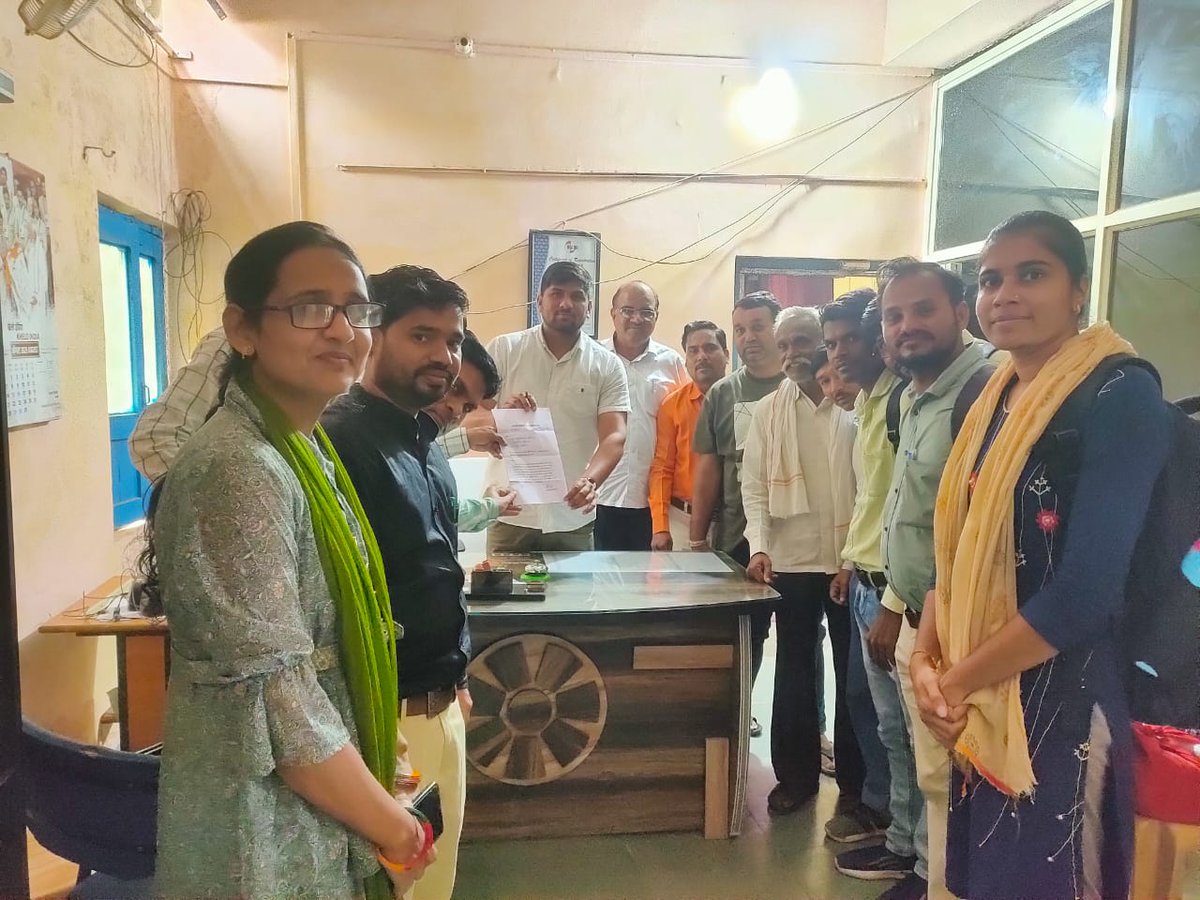 Gunapatwari's tweet photo. ज़िला गुना में सभी तहसीलों में बस्ता रख कर कलमबंद हड़ताल का आगाज किया गया
@mppatwarisangh @CMMadhyaPradesh @OfficeofSSC @ZeeMPCG  #2800gradepay https://t.co/3vLMuGqcSQ
