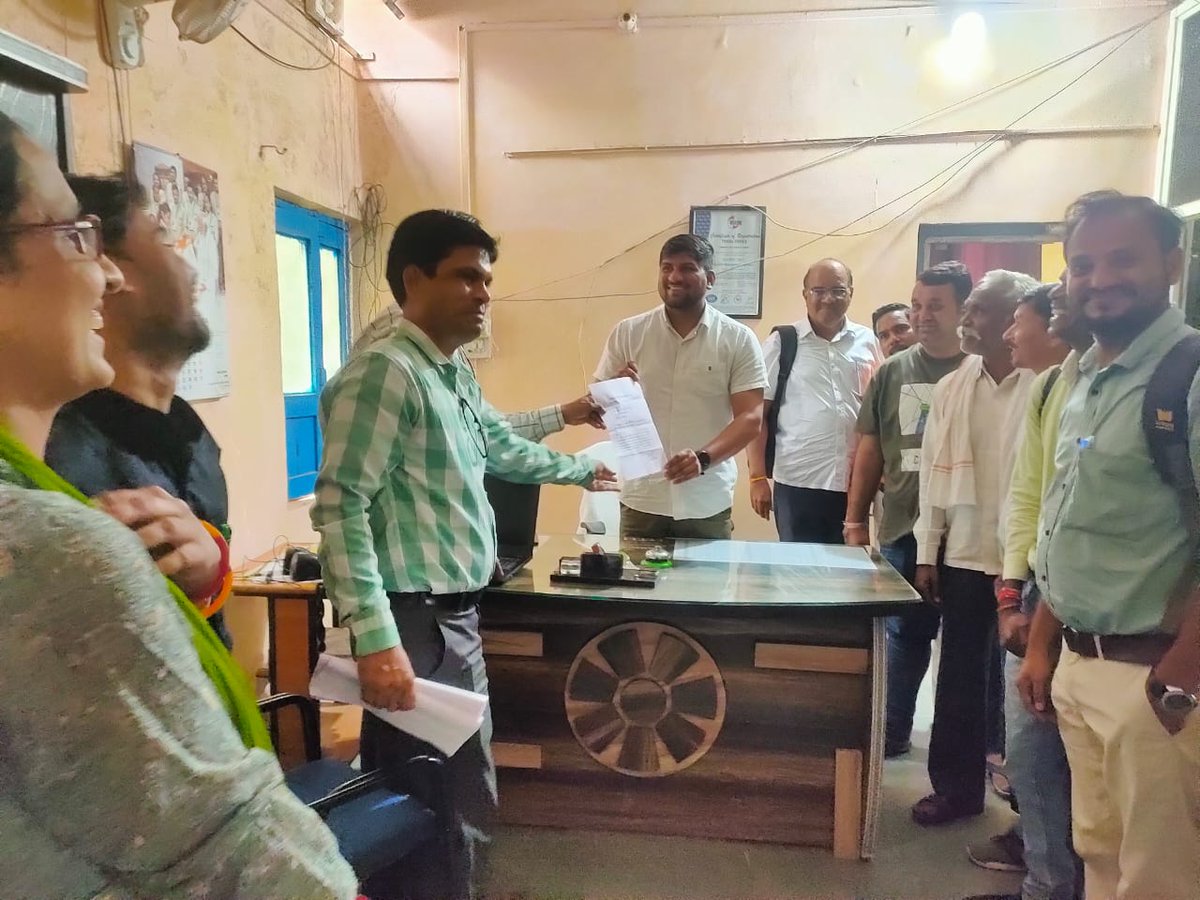 Gunapatwari's tweet photo. ज़िला गुना में सभी तहसीलों में बस्ता रख कर कलमबंद हड़ताल का आगाज किया गया
@mppatwarisangh @CMMadhyaPradesh @OfficeofSSC @ZeeMPCG  #2800gradepay https://t.co/3vLMuGqcSQ