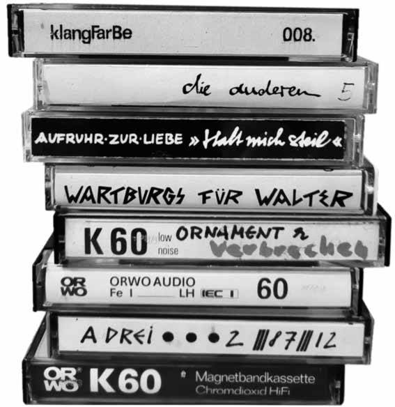 verbrecherei's tweet photo. Heute wird die MUSIKKASSETTE 60 Jahre alt.
Ohne sie wäre die illegale Kassettenszene in der DDR unmöglich gewesen - siehe „Magnetizdat DDR. Magnetbanduntergrund Ost 1979–1990", hg.v. A.Pehlemann, R.Galenza &amp; R.Mießner.
Zum Buch:https://t.co/h2FhfTrYaR
#verbrecherei #musikkassette https://t.co/aDVvWAIU1E